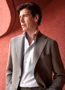 La chemise Signature blanche vous assure un look de ville moderne
