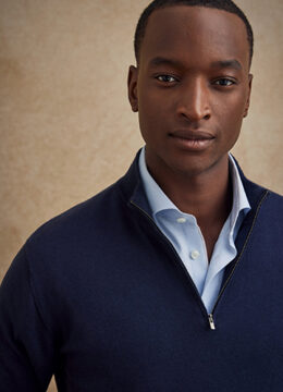 La chemise intemporelle bleu uni à porter en mode décontracté