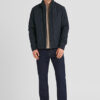 La veste polyvalente au look épuré, matériau au toucher peau de pêche, confortable, marine – Image 2
