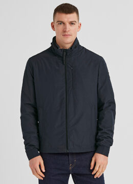 La veste polyvalente au look épuré, matériau au toucher peau de pêche, confortable, marine