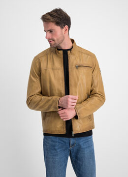 Le blouson en cuir souple et fin, lisse et traité en surface pour un look vintage, cognac