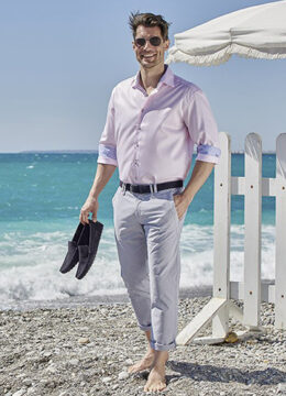 Les pantalons de teintes claires, parfaits pour les promenades à la plage