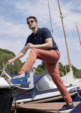 Les pantalons extensibles pour une liberté de mouvement, teintes estivales
