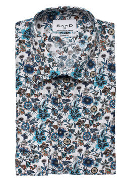 La chemise à motif petits insectes en joyeuse compagnie avec des fleurs artistiques