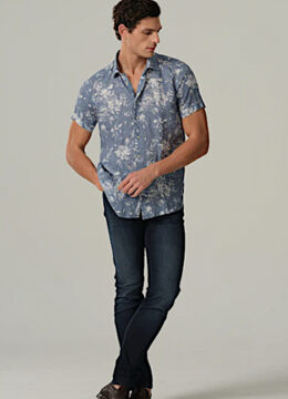 La chemise avec imprimé de fleurs exotiques en bleu et crème, manches courtes