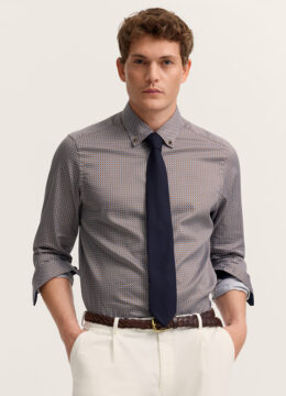 La chemise sophistiquée pur coton, finition satinée, coupe moderne, bleu et cognac