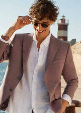 Les vestons aux teintes ravissantes, effet soyeux, coupe cintrée