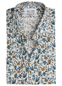 La chemise raffinée, imprimée d’un bouquet floral, doux textile italien