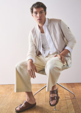 Le cardigan versatile maille de coton amande clair, collet collégien, zip contrasté