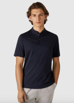 Le polo 100% coton mercerisé aspect léger brillant, col montant, marine