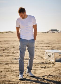 Le pantalon couleur bleu pour ceux qui aiment l’air marin