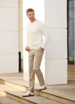 Le pantalon teinte naturelle, coupe parfaite et port optimal