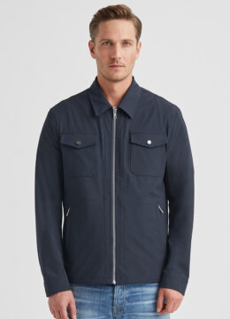 La veste urbaine aux grandes poches latérales, textile respirant déperlant