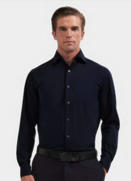 La chemise corporative unie marine, haute performance, extensible