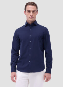 La chemise tout aller unie bleu franc, port décontracté, extensible
